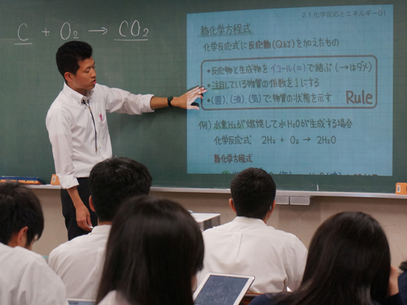 授業ノートをプロジェクターで黒板に投影して、授業を行う小谷先生。