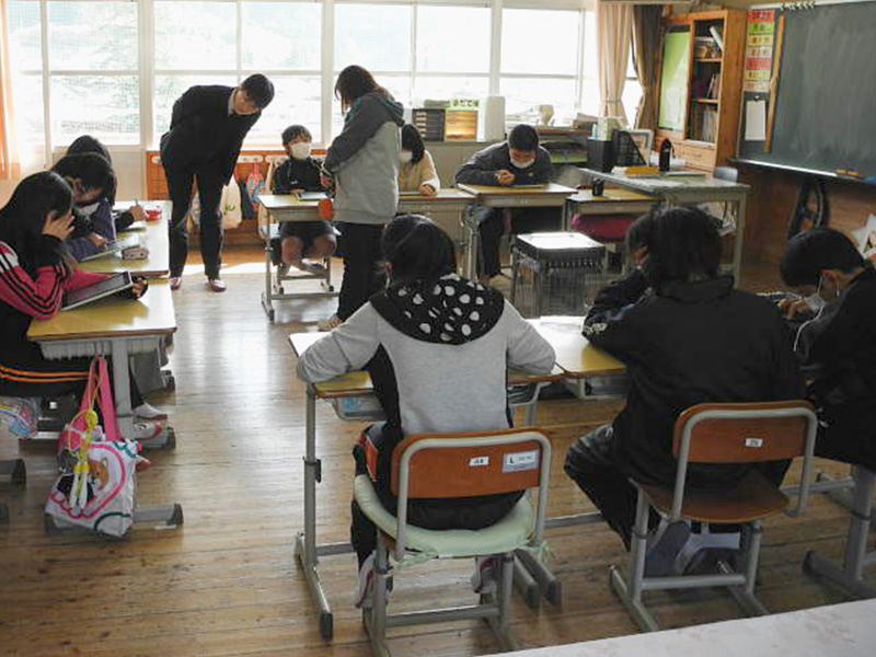 上勝小学校6年生の授業。MetaMoJi Noteで新聞作り。