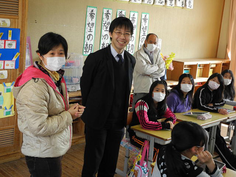 上勝小学校の賀川實校長（右奥）と担当の糸林麻都香教諭（左）