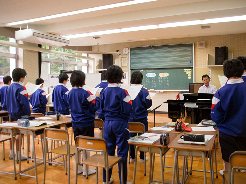 「夏の思い出」を全員で斉唱