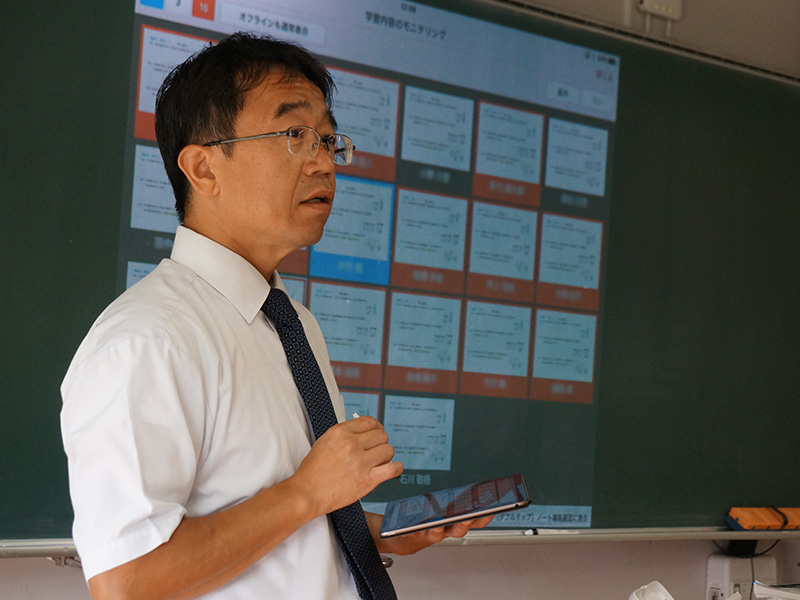 全員の解答を黒板に投影。“分かりません”と言える雰囲気を作る。