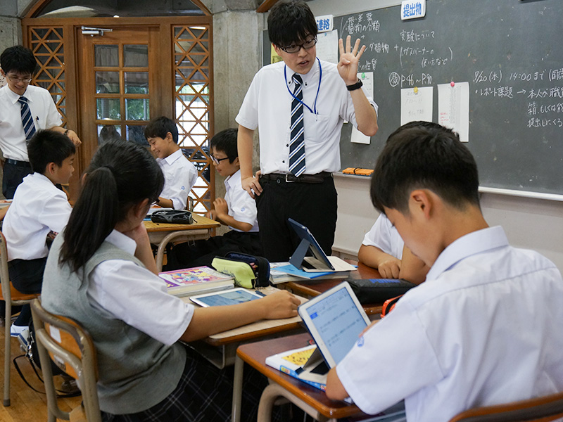 生徒同士は分からないことを話し合い、教員は生徒の理解度や考え方をリアルタイムに把握できる学習環境を築く。