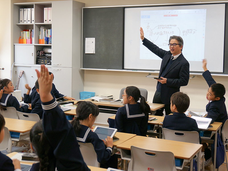 池内清教諭の授業。子供たちが意欲的に取り組んでいる。