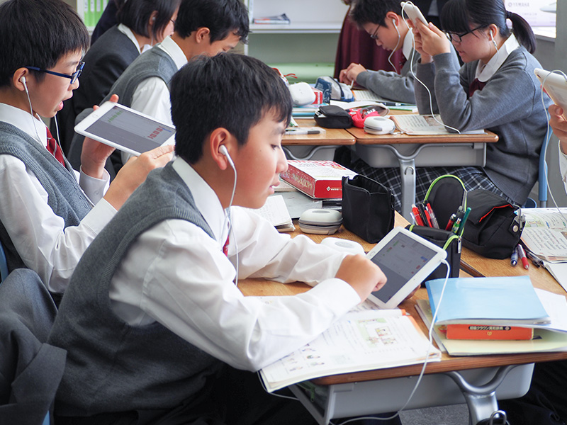 MetaMoJi ClassRoomの録音機能を使って英語の音読を記録。