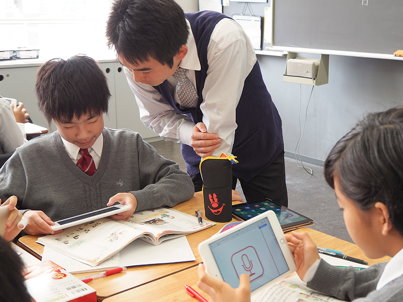 MetaMoJi ClassRoomの録音機能を使って英語の音読を記録。