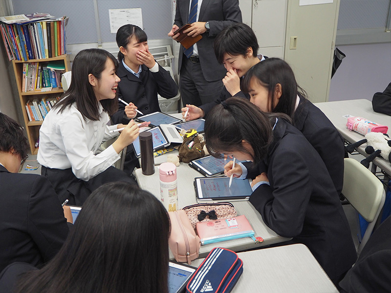 互いの意見を見ながら、グループ全員でシートに記入