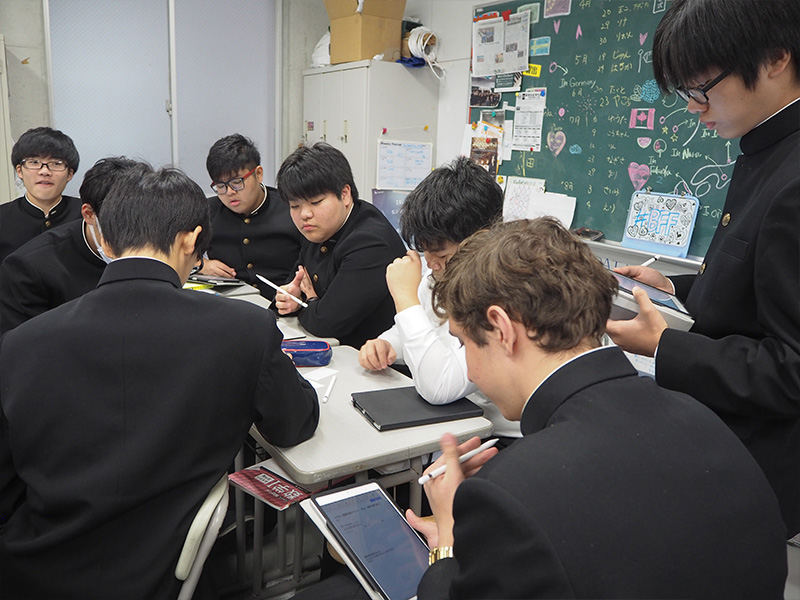 互いの意見を見ながら、グループ全員でシートに記入