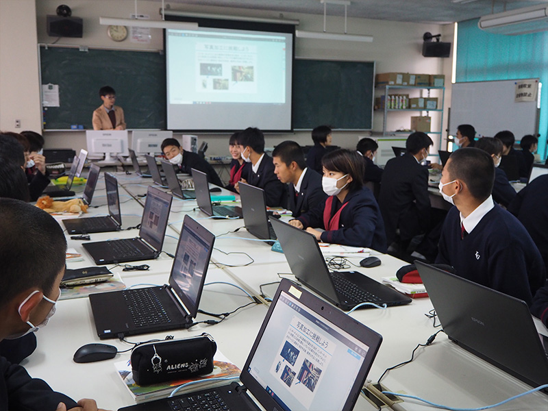 MetaMoJi ClassRoomを使って写真の加工に取り組む。
