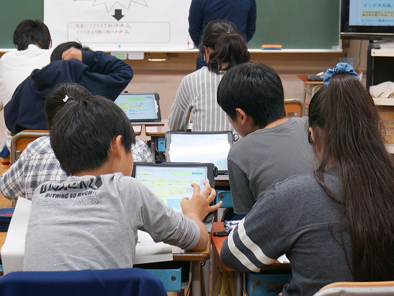 ２人１組でMetaMoJi ClassRoomを使用。男女で協力し合う様子も見られる。