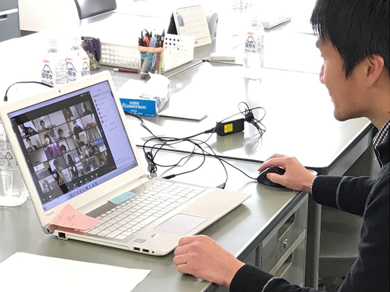 毎朝定時に朝礼を実施し生活リズムを整える工夫も