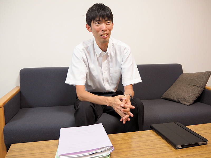 以前の紙の資料は会議後に見直すことはほとんどなかったが、今はタブレットから必要なときにどこからでも資料を参照できると井村裕教諭