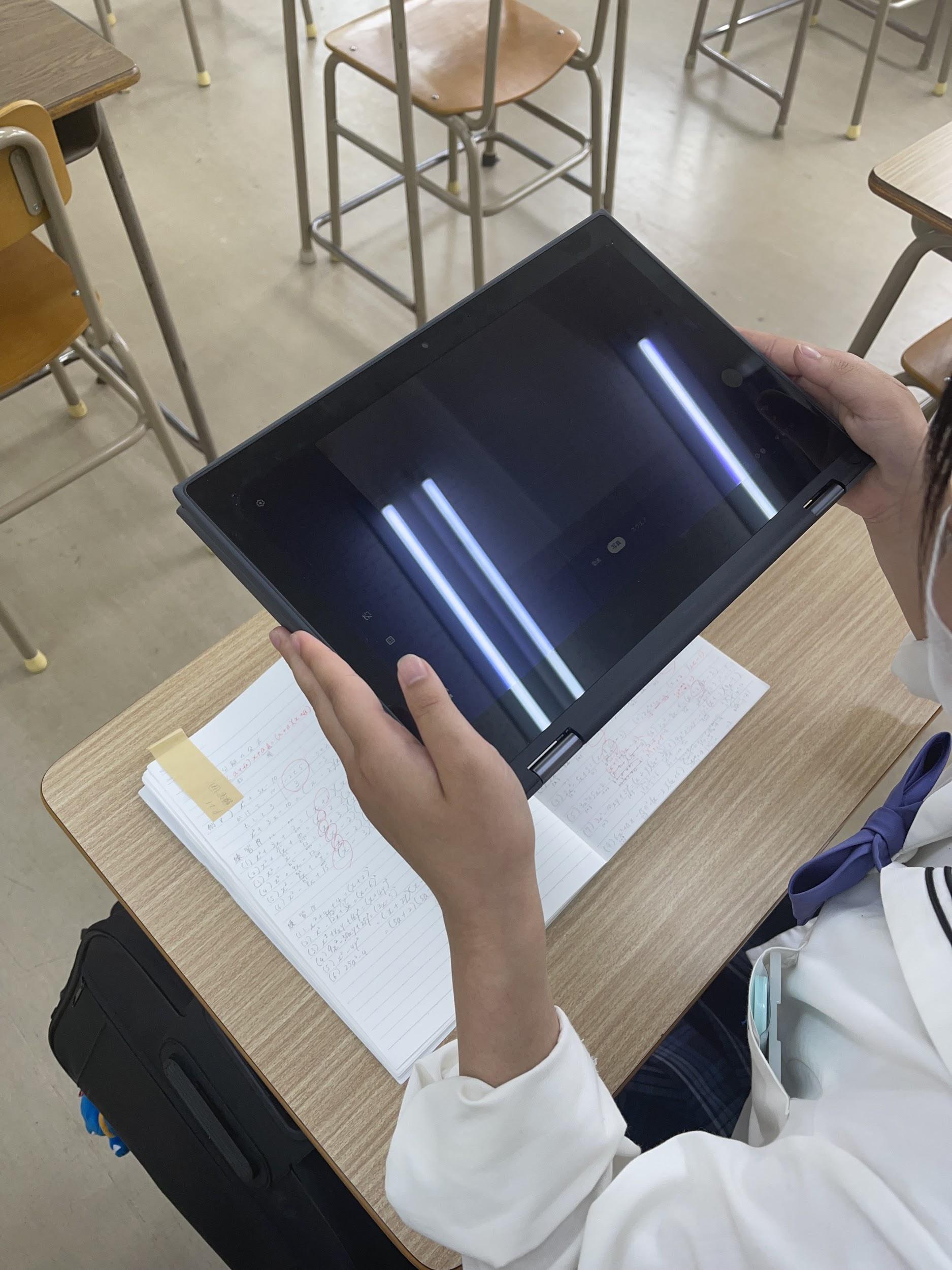 生徒が宿題提出している様子