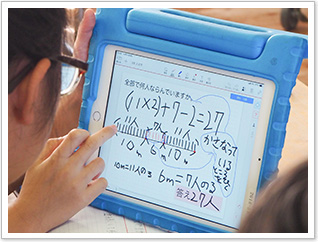 デジタルのメリットを活かして、文字の線を動かして問題を解く。