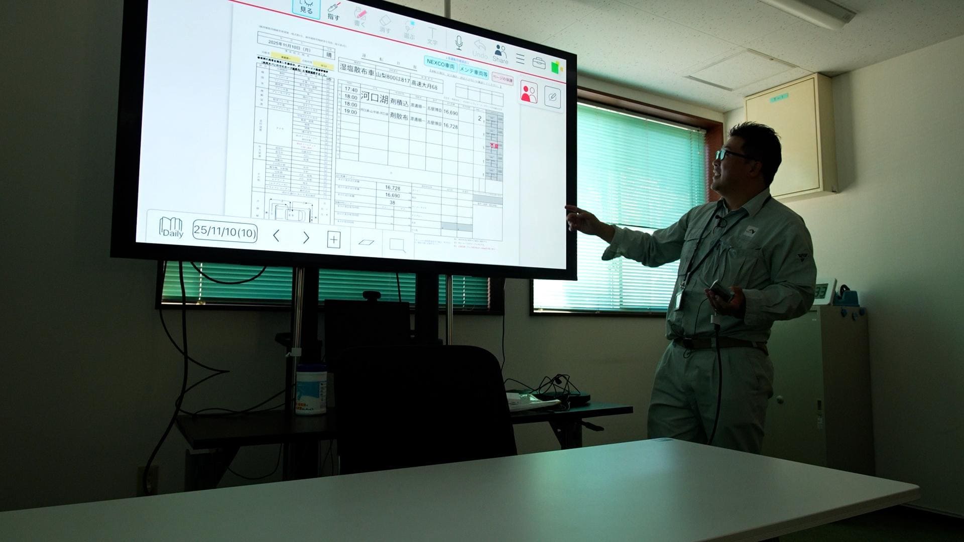 ​​大型ディスプレイに投影し、会議にも活用​ 