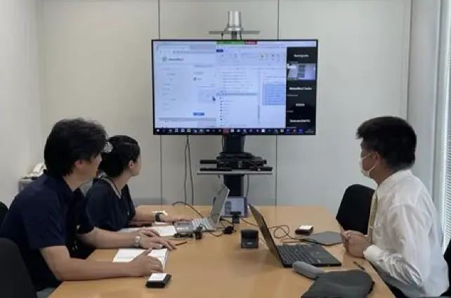 工事写真台帳の運用についてMetaMoJi技術部門と打ち合わせを行った当時の様子。左から、建築部 建築施工第２グループ 工務支援・環境チーム チーム長 浦島 氏、神宿氏、MetaMoJi担当。リモートで機能担当ともつないで、細かな仕様まで打ち合わせを重ねてフローに落とし込んだ