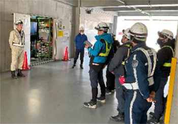 一ヶ所に集まり対面方式で実施