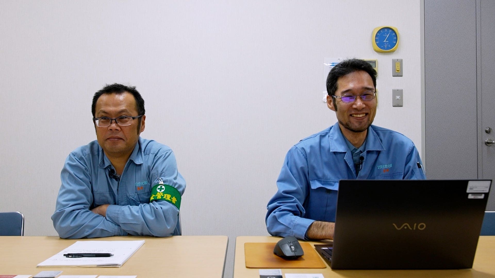 左：日本化薬株式会社　厚狭工場　触媒反応設計部　部長　酒井秀臣氏 右：同部　主任　吉田英雄氏